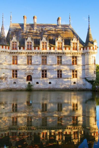 Le château d'Azay-le-Rideau est un mélange architectural français et d'art novateur italien de la Renaissance.