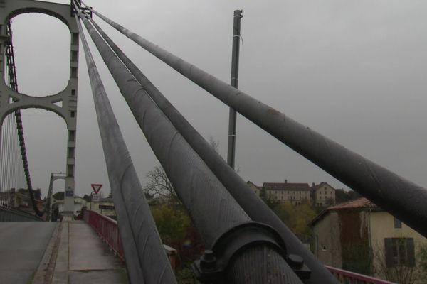 Selon les calculs théoriques du Centre d’études et d’expertise sur les risques, l’environnement, la mobilité et l’aménagement (Cerema), les câbles du pont suspendu de La Réole construit en 1934 pourraient rompre sous l’effet du froid. Le métal d’origine a perdu de son élasticité.