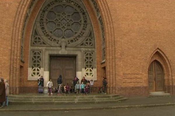 Les roms arrivant à l'église Notre-Dame-des-Victoires de Lille, mardi 13 mai