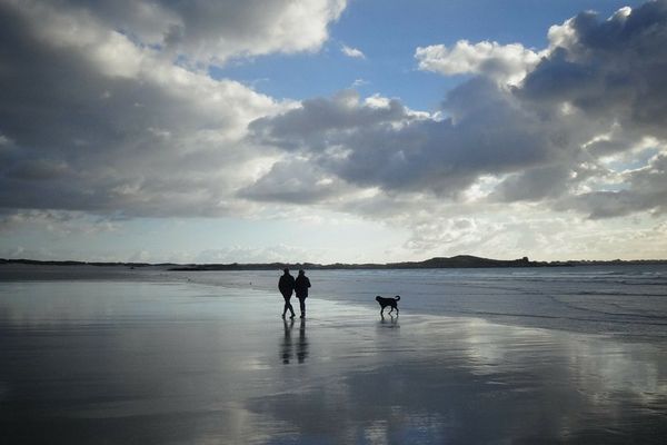 Nuages en miroir sur la plage