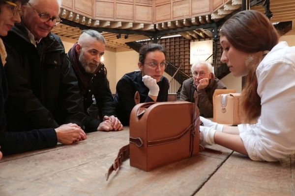 Une femme montre ses créations au concours du meilleur maroquinier de France