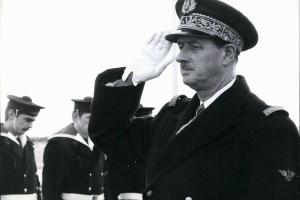 L'amiral Philippe de Gaulle photographié lors de manoeuvres navales à Hambourg, en 1972.