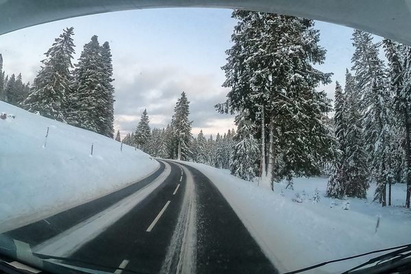 Suite à l’épisode neigeux prévu ce dimanche 14 janvier 2024 et aux températures basses, un phénomène verglaçant est attendu cette nuit et demain matin sur l’ensemble des routes du Jura.