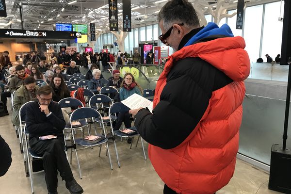 Rachid Santaki lit les textes des dictées en gare.