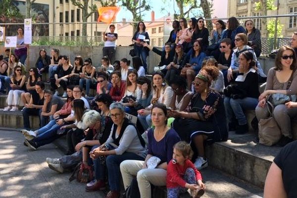 Mobilisation du collectif "pas de bébé à la consigne", place Guichard, à Lyon.