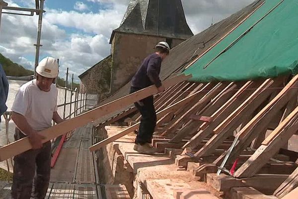 Les ouvriers de l'entreprise Asselin de Thouars rénovent la charpente de l'église de Celle-Lévescault dans la Vienne - avril 2019.