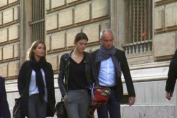 Montpellier - Géraldine Pillet et Jennifer Priez, compagnes des frères Karabatic, arrivent au palais avec leurs avocats - 23 novembre 2016