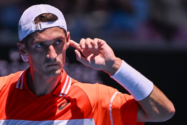 Térence Atmane, tennisman originaire de Boulogne-sur-Mer, a présenté ses excuses à une spectatrice de Roland-Garros, qu'il a touché d'une balle dans un tir de rage.