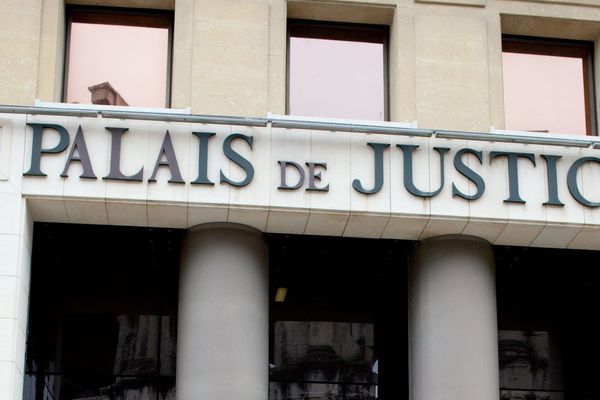 Le tribunal de Nîmes.