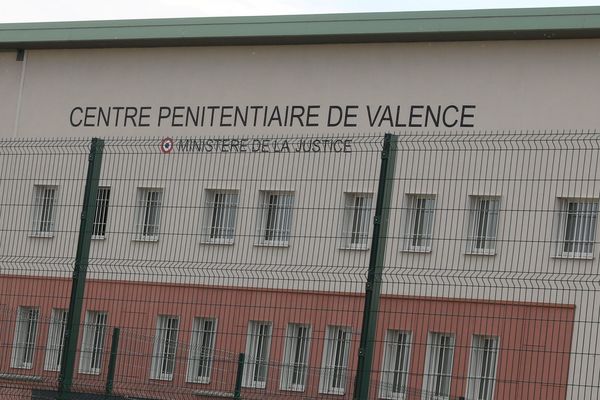 Opération antiterroriste au centre pénitentiaire de Valence (Drôme). Trois détenus en garde à vue après une opération de la DGSI ce mardi 15 octobre 2019