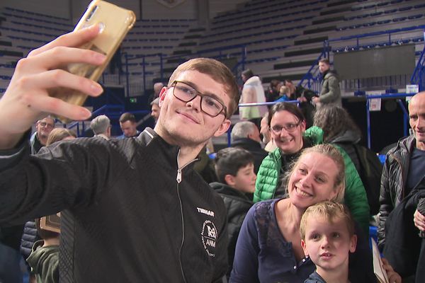 Le pongiste et médaillé de Bronze aux JO de Paris Alexis Lebrun avec ses fans lors de la rencontre Loire Nord TT contre l'alliance Nimes Montpellier mardi 17 décembre.