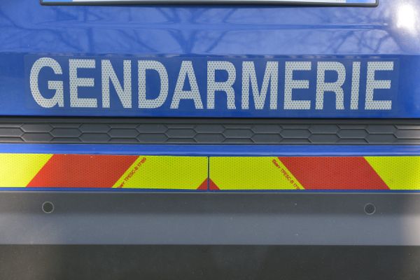 Une voiture de gendarmerie.