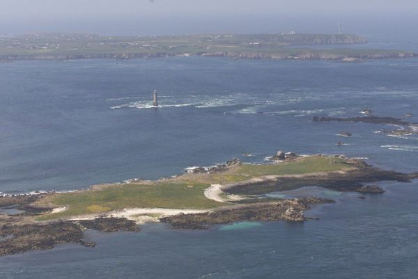 Parc marin d'Iroise : l’île de Bannec et d'Ouessant (en arrière plan)