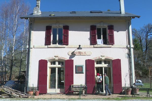 A Pérols sur Vézère, les trains s'arrêtent toujours. Mais maintenant, les bâtiments abritent le foyer d'un jeune couple franco-écossais.