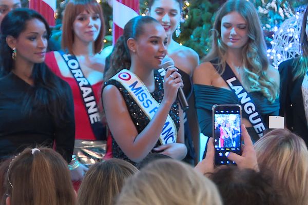 Miss France 2023, Indira Ampiot (au centre), avec Cindy Fabre (à gauche) et les candidates au titre 2024 (derrière), à la Toison d'Or de Dijon (Côte-d'Or), le 12 décembre 2023.