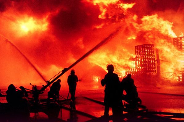 Des pompiers tentent d'éteindre l'incendie, le 1er novembre 1986.