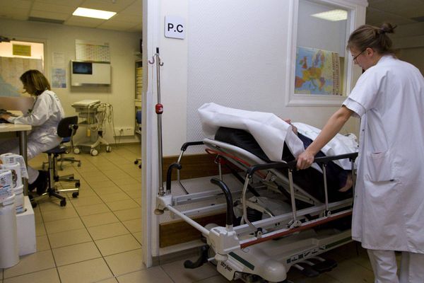 On soigne des malades dans les couloirs à l'hôpital de la Roche-sur-Yon faute de place ou de personnel