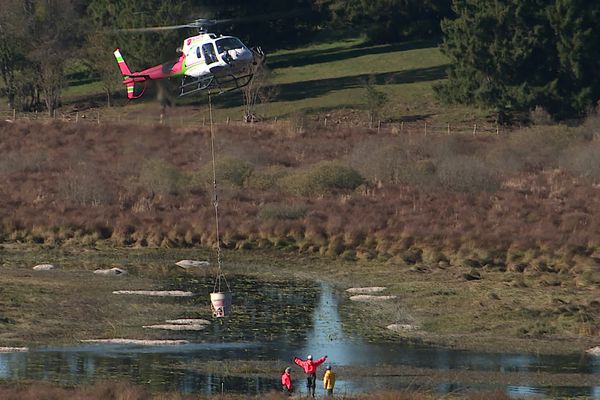 Des graviers déposés par hélicoptère pour faciliter le retour au naturel du Drugeon près du lac de Bouverans (Doubs)