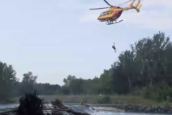 Les sapeurs-pompiers du groupe de secours aquatique et l'hélicoptère Dragon 34 ont dû porter secours aux deux baigneurs piégés par le courant dans la passe à poissons.