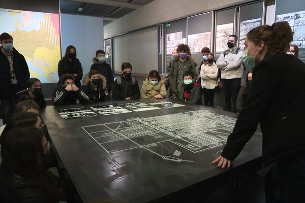 Les élèves du collège Saint-Exupéry de Chaumont-en-Vexin dans l'Oise lors de leur visite au Mémorial de la Shoah à Paris.