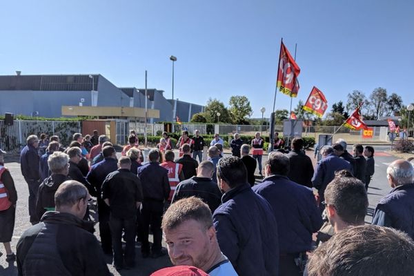 Les salariés des Fonderies du Poitou se sont rassemblés devant l'usine ce jeudi matin 19 septembre.