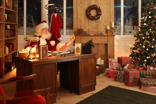 Le Père Noël a bien lu l'arrêté muncipal du maire de Saint-Jean-de-Maurienne. Il est actuellement en pleine lecture des listes de cadeaux pour les enfants de la commune.