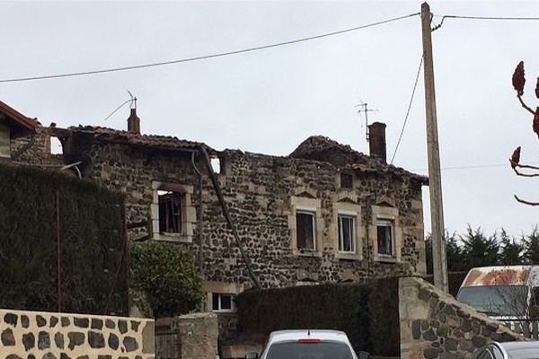 Le dimanche 8 janvier 2017 à Saint-Germain-Laprade (Haute-Loire) le feu s'est déclaré en milieu de journée, probablement à cause d'un chauffage à bois. Heureusement, les propriétaires étaient absents. 