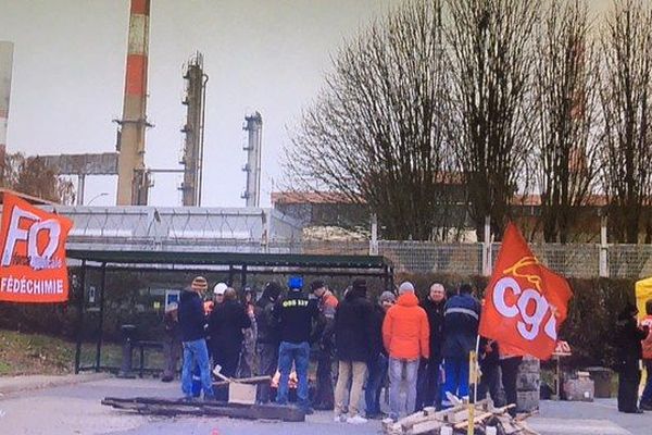 Les salariés de Grandpuits bloquent depuis jeudi matin la raffinerie de Grandpuits. 