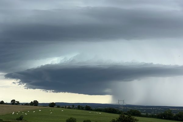 Plusieurs orages importants ont traversé le centre de la France, notamment l'Indre-et-Loire, le Cher et l'Indre.