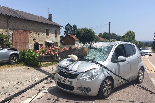 Le poteau électrique est tombé sur le véhicule venant en sens inverse