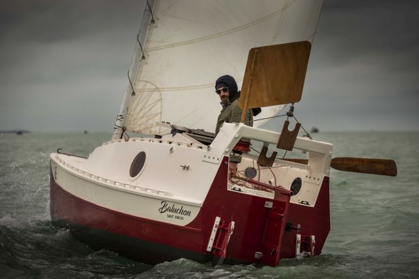 Pour ce 2ᵉ tour du monde, Yann Quenet a modifié Baluchon, son petit voilier de 4 mètres. Il a retiré la quille central et installé des dérives lestées afin de pouvoir remonter notamment le fleuve Saint-Laurent pour hiverner dans le Grand Nord canadien.