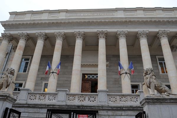 Environ 200 personnes ont donc été évacuées du Palais de justice de Saint-Etienne peu après midi et ont pu le réintégrer en début d'après-midi, selon le parquet de la ville.    