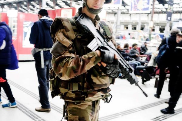 Un soldat dans Paris, le 14 novembre 2015.