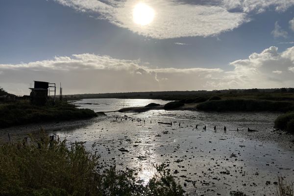 regardez bien c'est certainement le seul rayon de soleil que vous verrez ce mercredi dans la région : il s'agit d'un cliché réalisé un jour de grand beau temps sur le littoral vendéen à Talmont Saint Hilaire