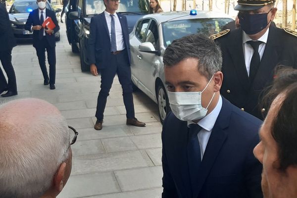 Gérald Darmanin est accompagné du maire de Bayonne Jean-René Etchegaray