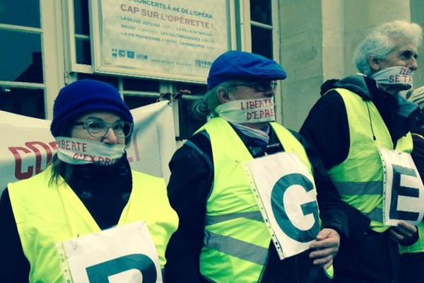 La mise en scène des manifestants contre les assignations à résidence de militants écologistes