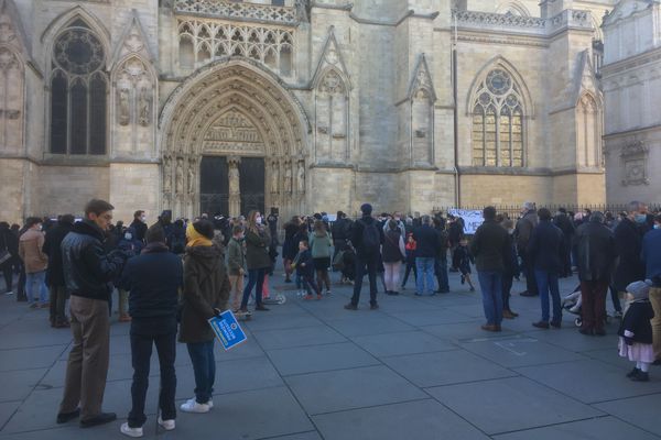 Environ 300 personnes sont rassemblées devant la cathédrale Saint-André à Bordeaux ce dimanche 22 novembre. Elles demandent l'autorisation des offices religieux, interdits depuis le deuxième confinement. 