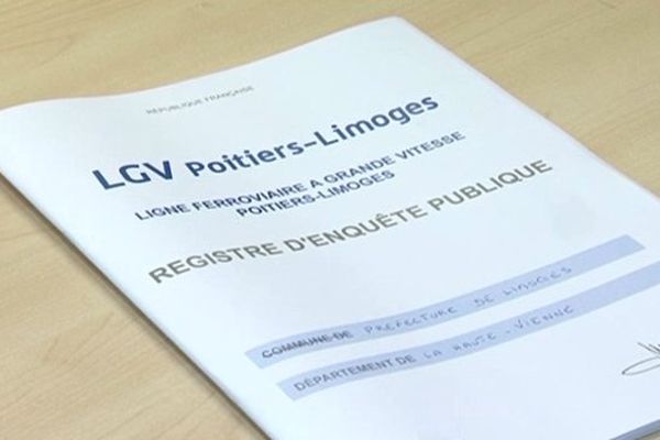 Un exemplaire de registre de l'enquête publique sur la LGV Limoges-Poitiers