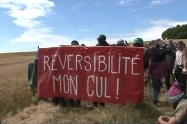 Des manifestants visiblement peu enclins à valider le projet.