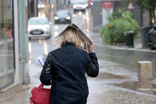 L'épisode cévenol s'intensifie. Ce jeudi 17 octobre, l'Ardèche est touchée par de fortes pluies et des débordements de cours d'eau. La Loire a, elle, été placée en vigilance orange pour "pluie-inondation".