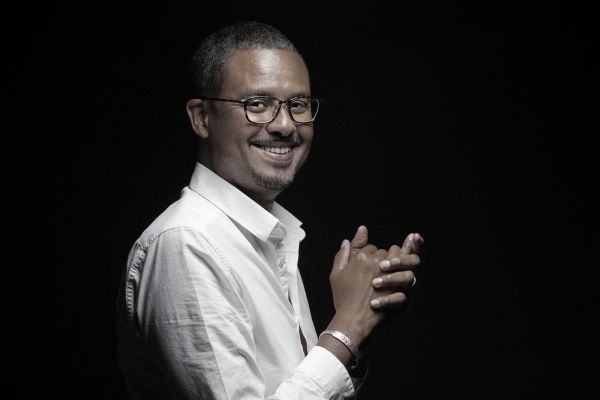 L'écrivain et universitaire palois David Diop en séance photo à Paris en septembre 2018. 