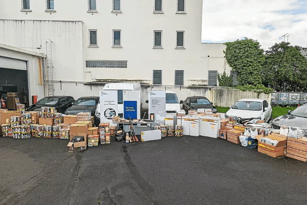 Les gendarmes et policiers des Côtes-d'Armor ont saisi 300 kilos de tabac, 478 vestes Lacoste, cinq armes et des véhicules volés lors du démantèlement de ce vaste réseau de contrebande en Bretagne.