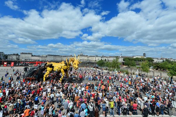 Long Ma, le cheval dragon ravi des milliers de spectateurs dans le parc des chantier de l'Île de Nantes