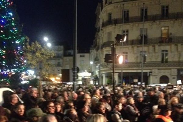 2500 personnes sont rassemblées devant la mairie de Béziers, ce jeudi, en hommage aux 12 personnes tuées dans les locaux de Charmlie Hebdo