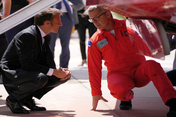 Nîmes-Garons (Gard) - Emmanuel Macron en visite à la base aérienne de la Sécurité civile - 2 juin 2023.