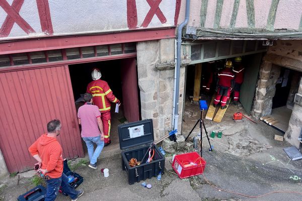 Les deux immeubles mitoyens situés aux numéros 6 et 8 de la rue du Pont Saint-Martial dans le quartier historique de Limoges, évacués le 21 octobre dernier après l'effondrement d'une partie du mur de soutènement, appartiennent à une même famille et sont divisés en dix appartements en location.