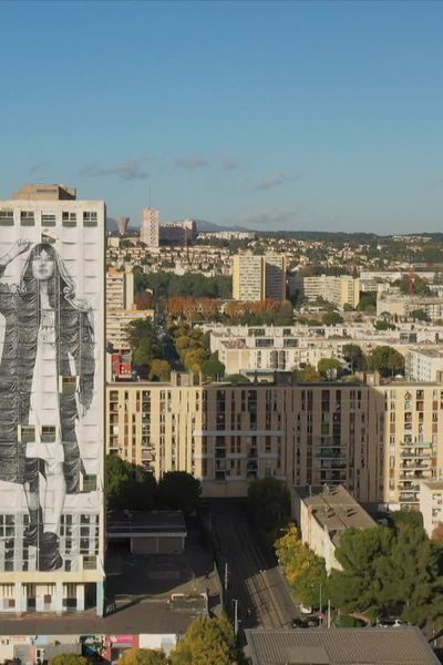 La tour d'Assas s'habille de fresques monumentales et éphémères. Ici, une femme de face symbole de l'avenir.