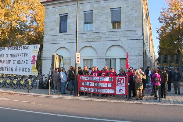 Un rassemblement de soutien à Frédéric Vuilalume, convoqué au commissariat, était organisé à Besançon ce lundi 18 octobre au matin.