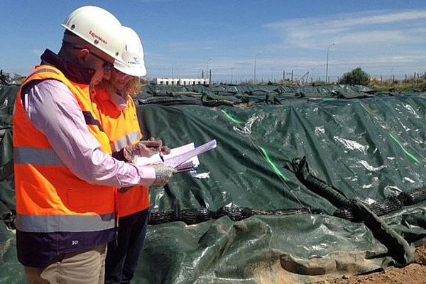 Frontignan (Hérault) - des tests de dépollution des hydrocarbures sont menés sur le site de l'ancienne raffinerie Exxon-Mobil - 28 avril 2016.