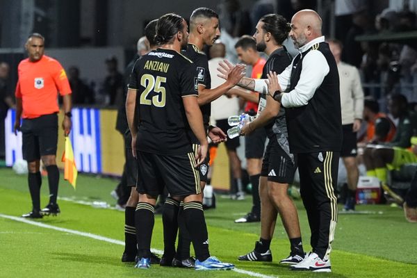 Mathieu Chabert donne les dernières consignes à ses joueurs, en août dernier, face au Red Star.